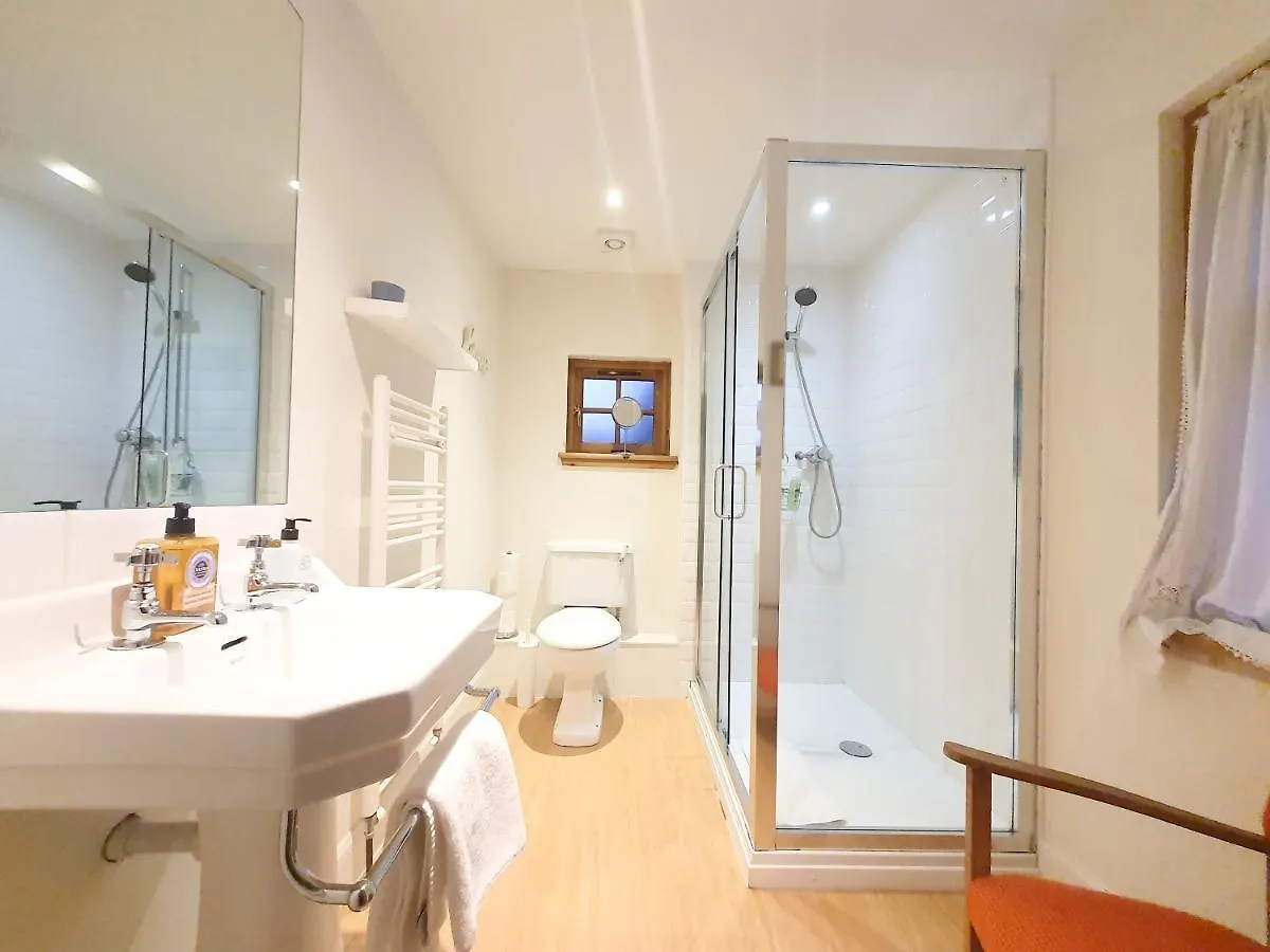 Edinburgh 2-Bedroom Cottage With Parking - Ground Floor 0*,