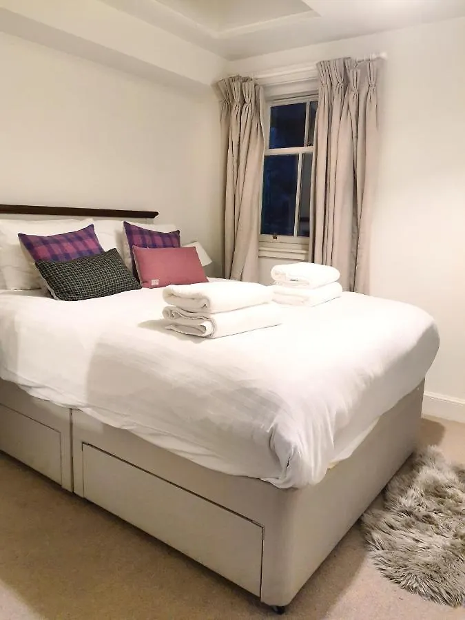 Edinburgh 2-Bedroom Cottage With Parking - Ground Floor