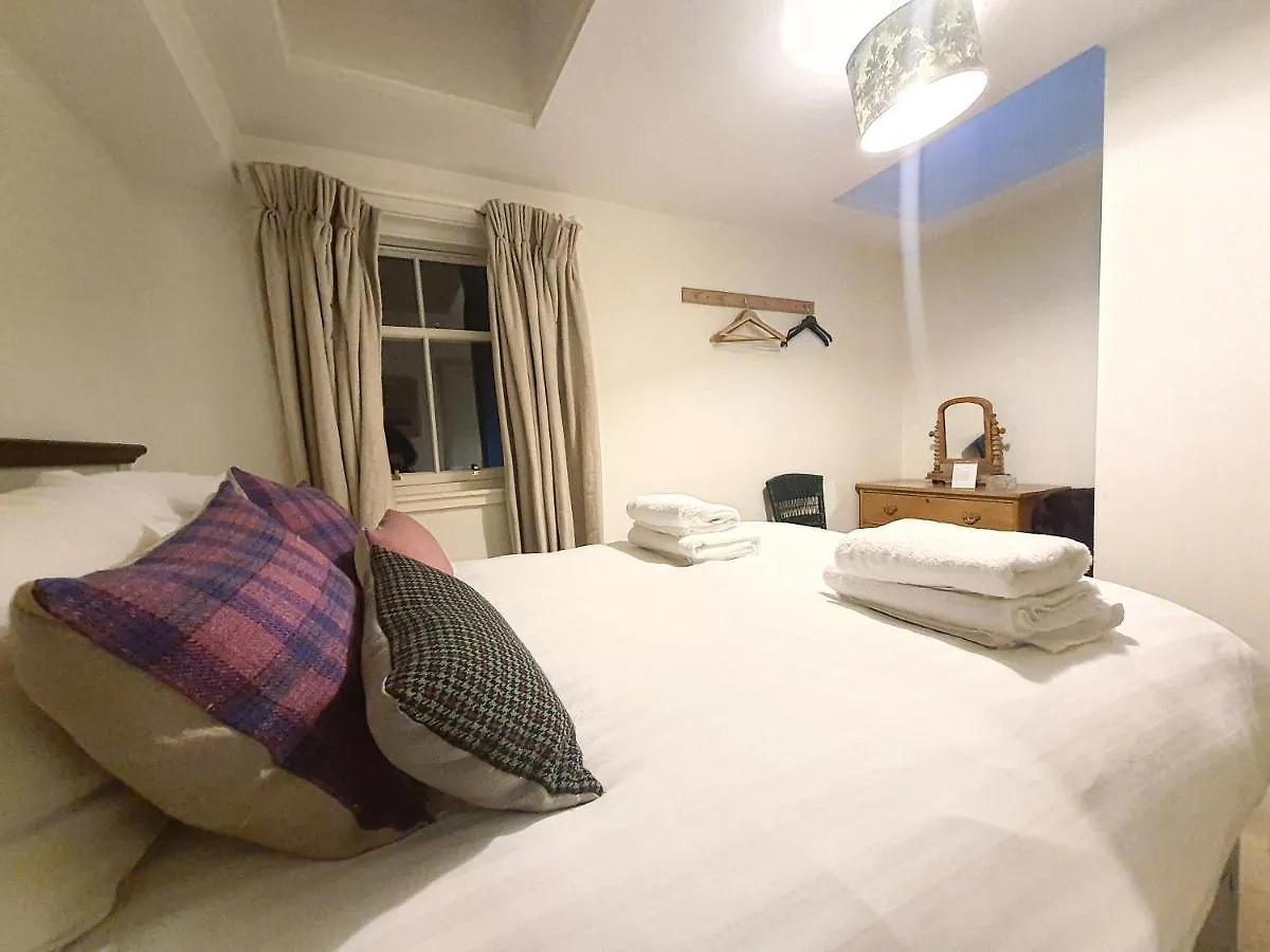 Edinburgh 2-Bedroom Cottage With Parking - Ground Floor 0*,
