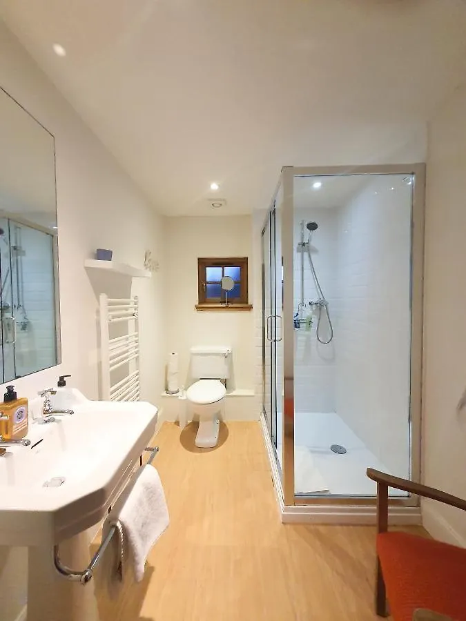 Edinburgh 2-Bedroom Cottage With Parking - Ground Floor