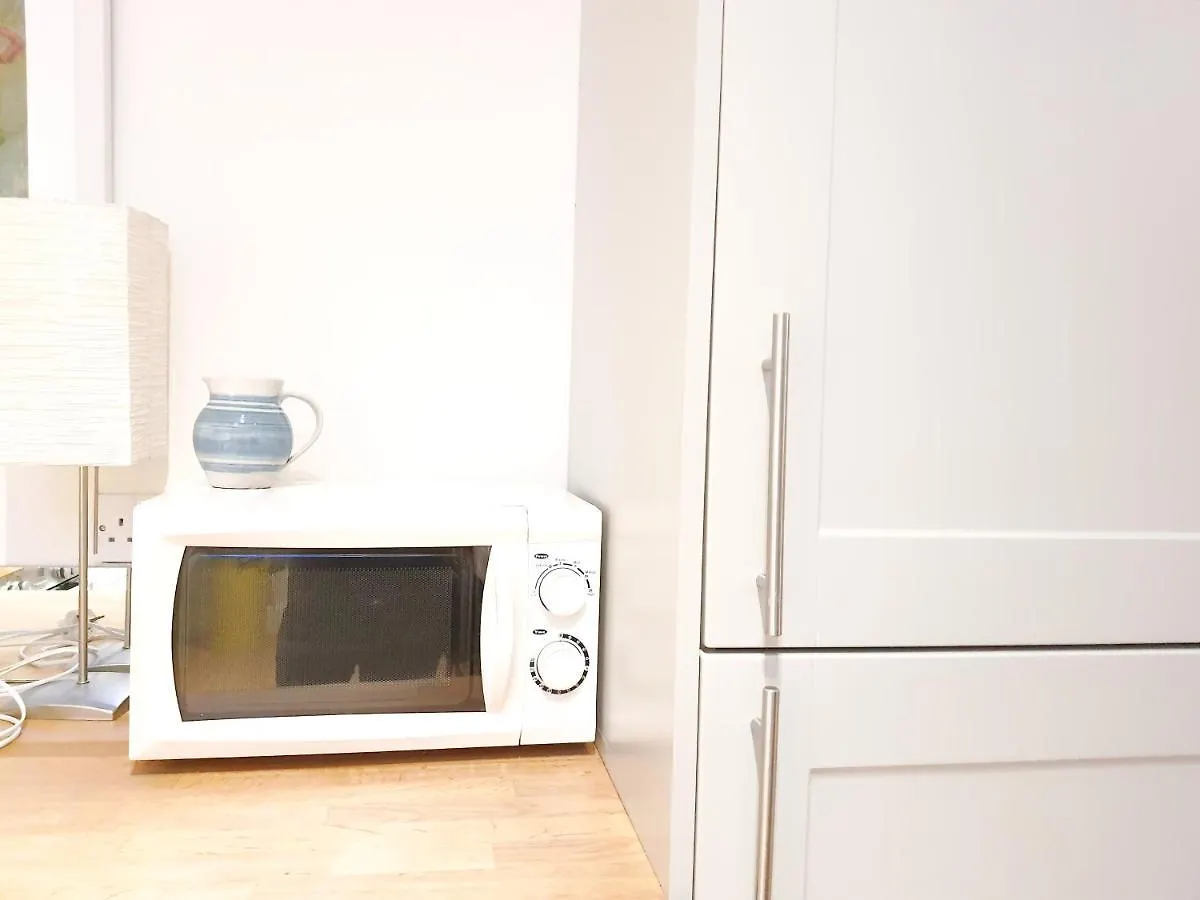 Edinburgh 2-Bedroom Cottage With Parking - Ground Floor Apartman
