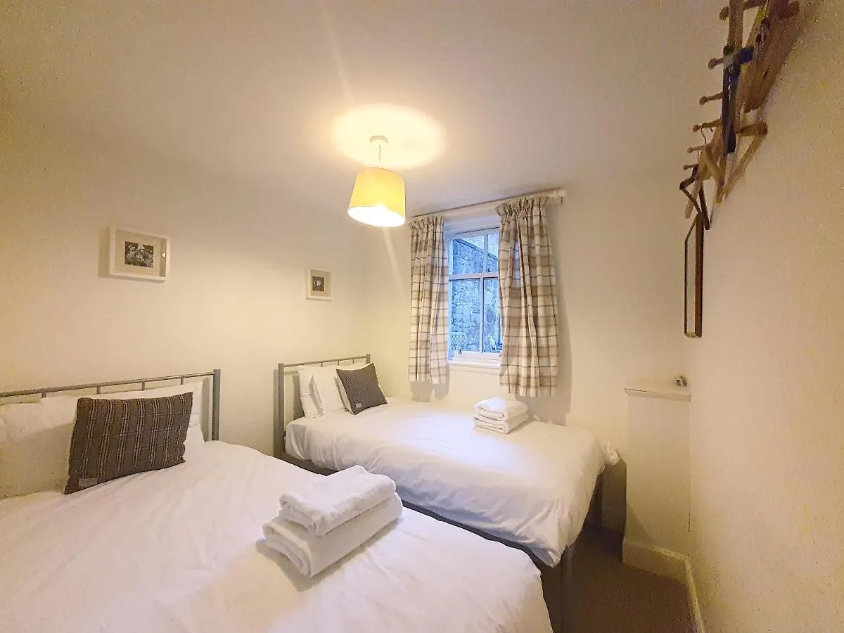 Edinburgh 2-Bedroom Cottage With Parking - Ground Floor