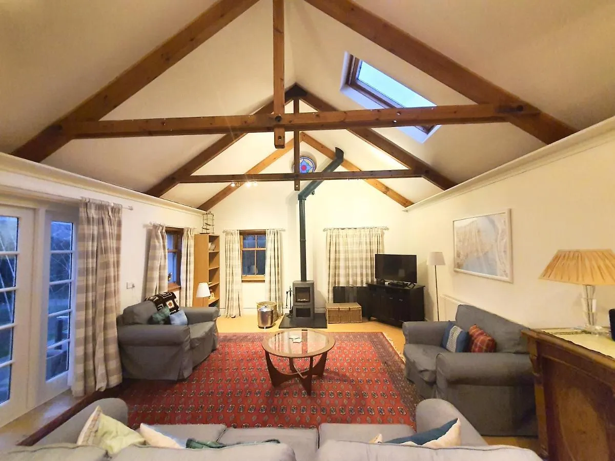 Edinburgh 2-Bedroom Cottage With Parking - Ground Floor